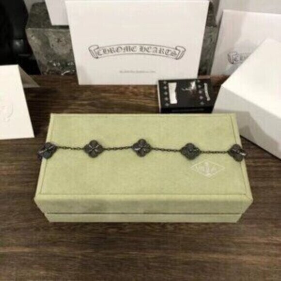 Van Cleef & Arpels 5 Flower Laser Black Bracelet - Picture 1 of 5